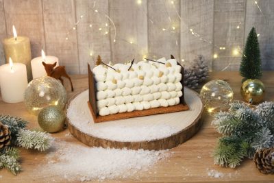 buche de noel a la vanille dans un décor de noel