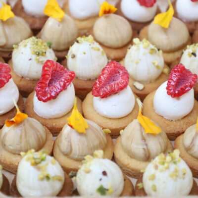 Assortiment de mignardises pâtissières à la framboise et à la pistache