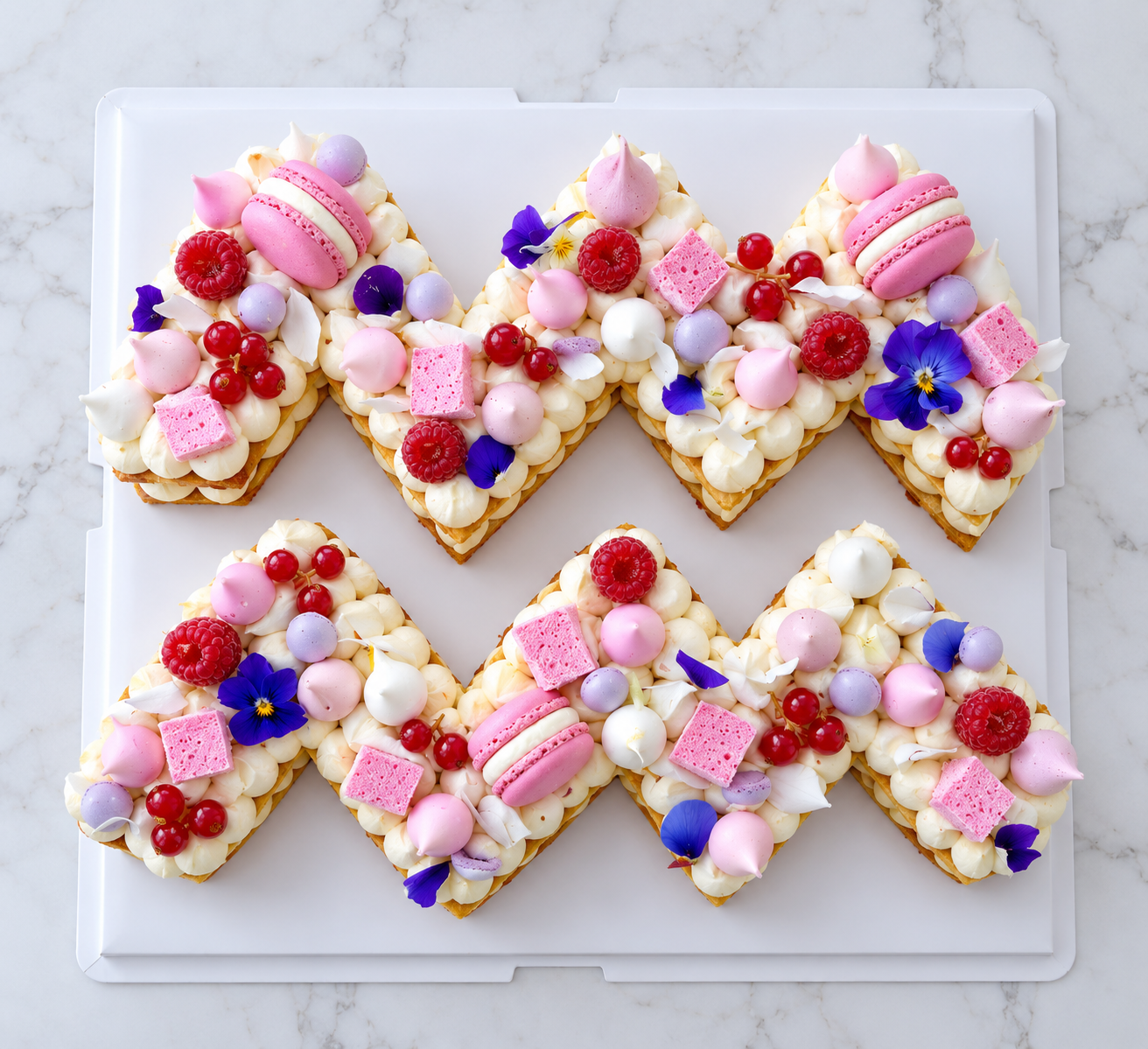 Gâteau en forme de signe astrologique Verseau décoré de crème et de gourmandises